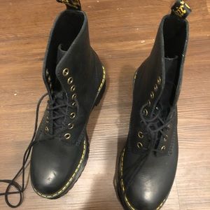 Dr Martens Shriver HI Wyoming boots